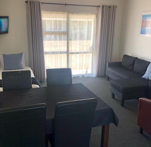 חדר משפחתי, Rosetown Motel