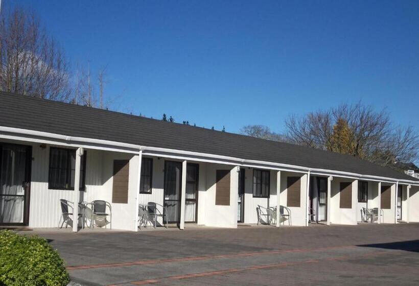 חדר קומפורט לשלושה, Rosetown Motel