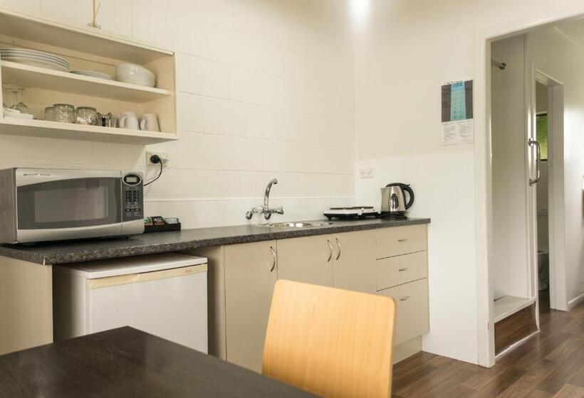 חדר קומפורט לשלושה, Rosetown Motel