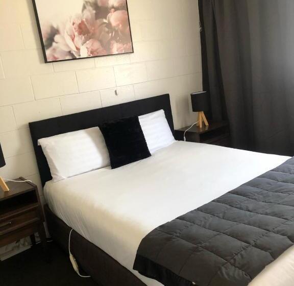 חדר קומפורט לשלושה, Rosetown Motel