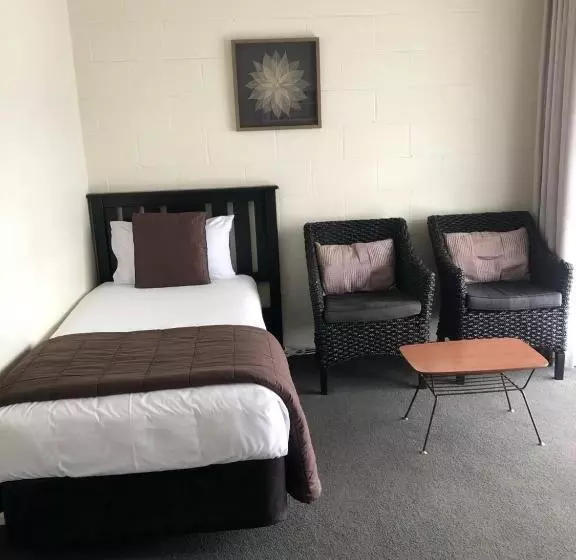 コンフォートトリプルルーム, Rosetown Motel