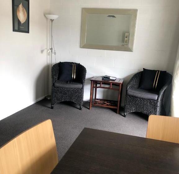 חדר קומפורט לשלושה, Rosetown Motel