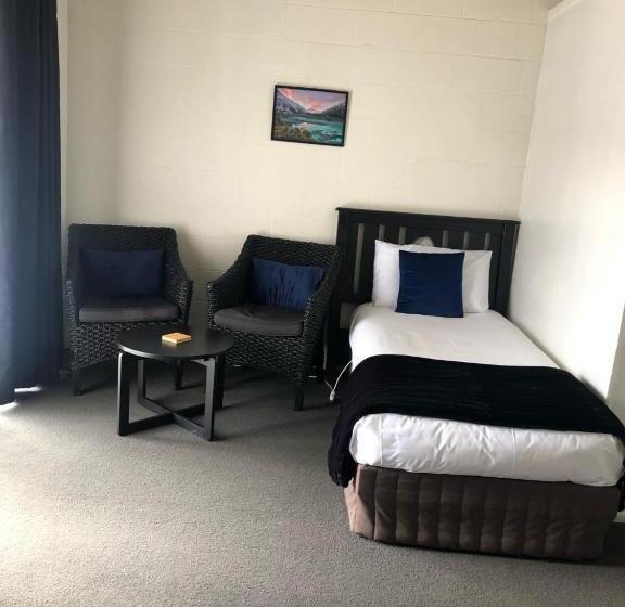 חדר קומפורט לשלושה, Rosetown Motel