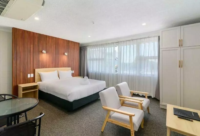 デラックススタジオ, Thermal Oak Motel