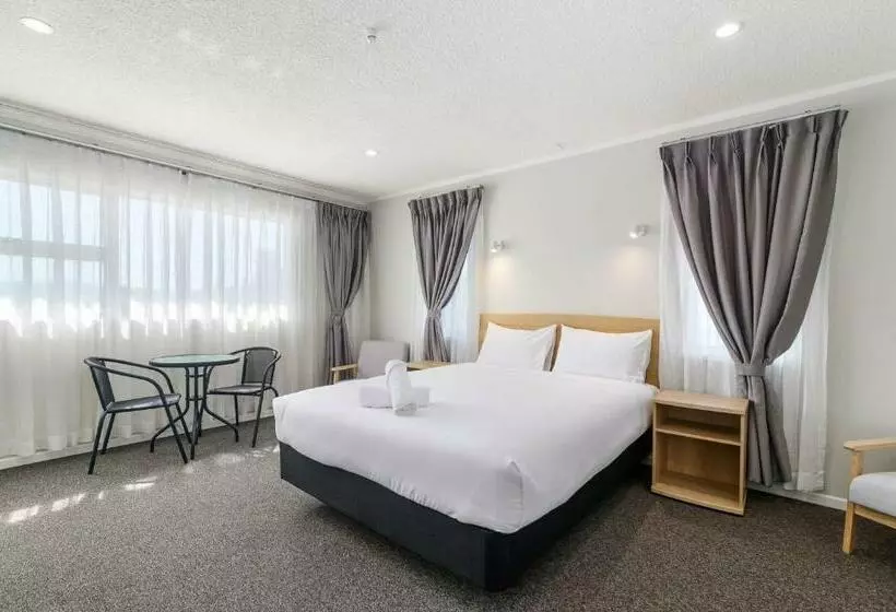 デラックススタジオ, Thermal Oak Motel