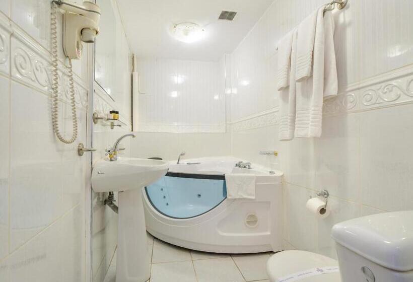 小型豪华套房, Imparatul Romanilor