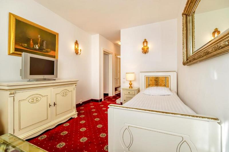 小型套房, Imparatul Romanilor