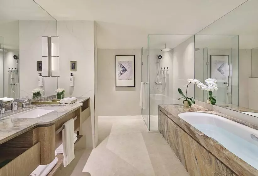 2 Bedroom Suite with Balcony, Mandarin Oriental Singapore