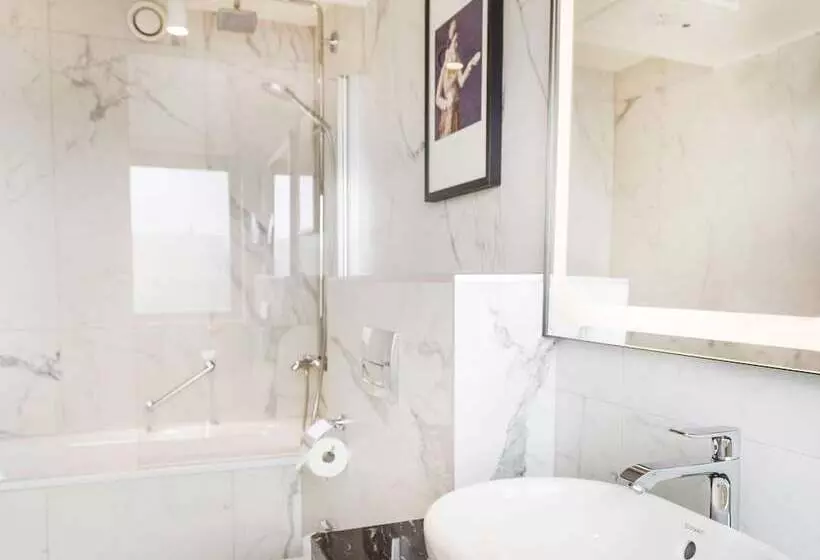 اتاق پریمیوم با چشم‌انداز دریاچه, Radisson Blu Royal Viking Hotel, Stockholm