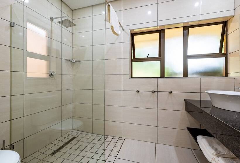 Люкс, African Sky Hotels Pine Lake Inn