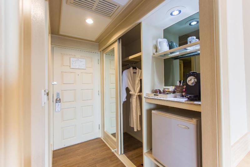 غرفة بريميوم مطلّة علي البحر, Beyond Karon