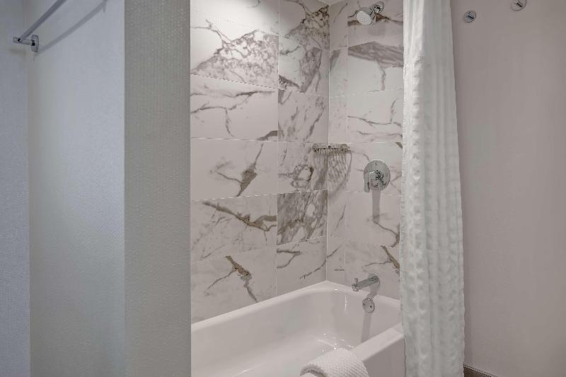 غرفة ديلوكس مطلّة علي البحر, Beyond Karon