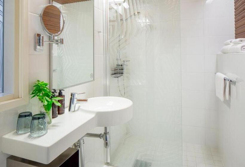 חדר בסיסי, Klaus K