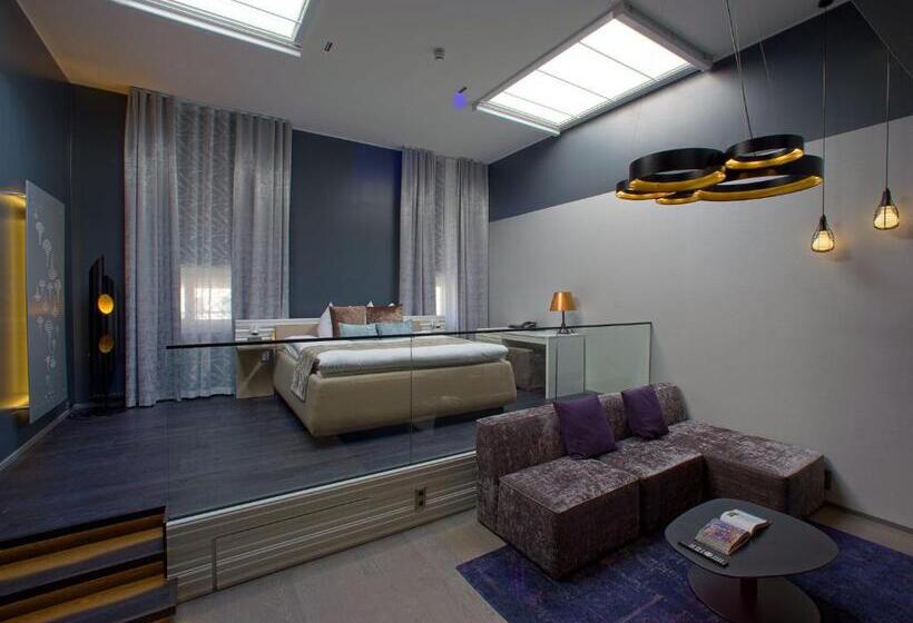 スタンダードルーム, Klaus K