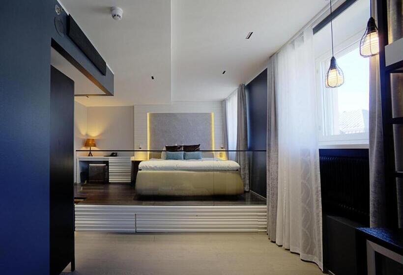 スタンダードルーム, Klaus K