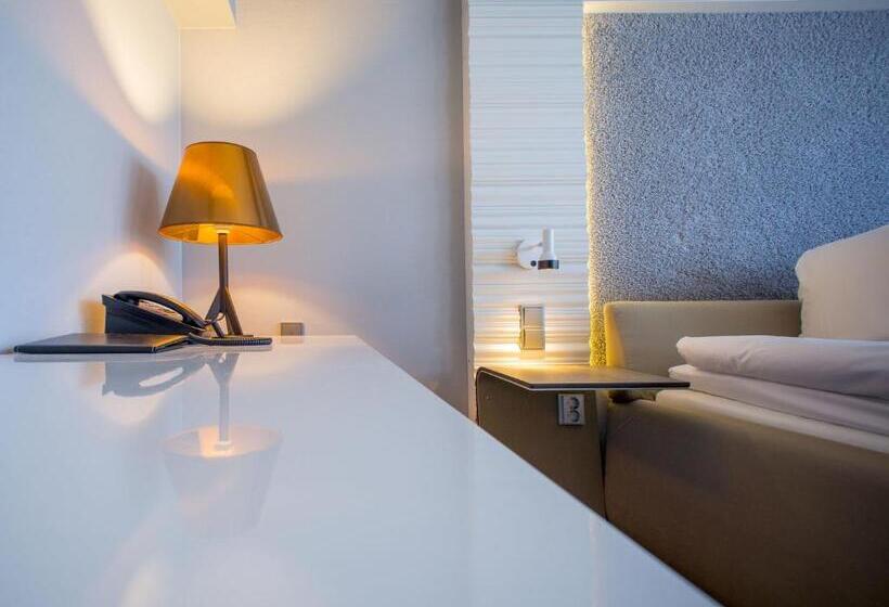 スタンダードスタジオ, Klaus K