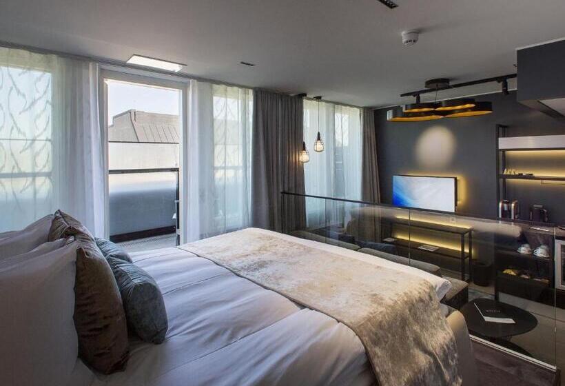 סטודיו סטנדרט עם מרפסת, Klaus K