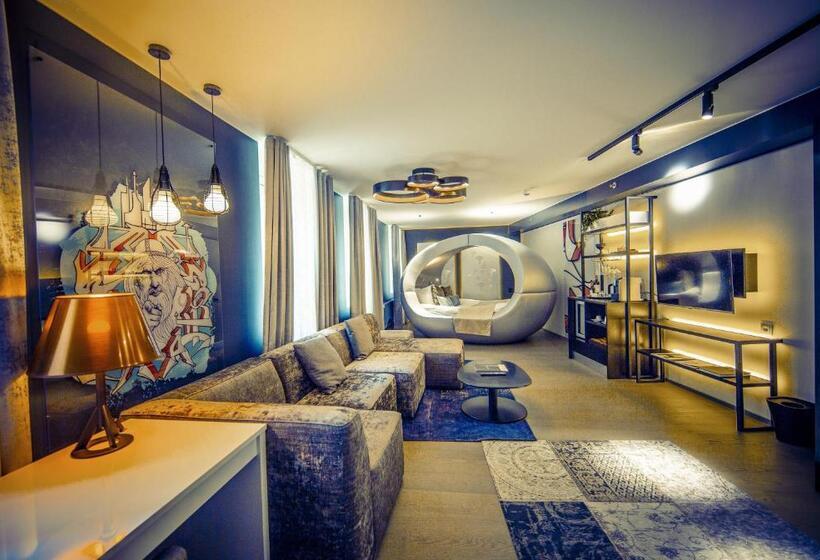 スイート, Klaus K