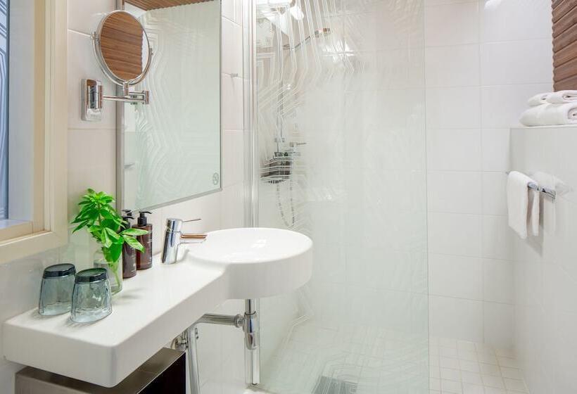 ベーシックルーム, Klaus K