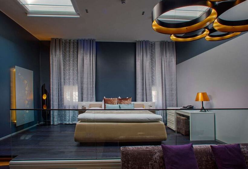 スタンダードルーム, Klaus K