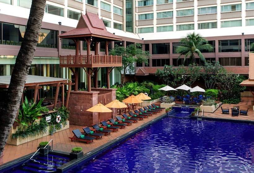 اتاق لوکس با چشم‌انداز استخر, Ramada Plaza By Wyndham Bangkok Menam Riverside