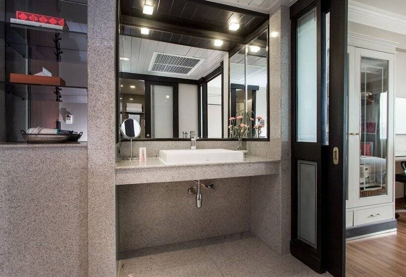 اتاق لوکس با چشمانداز استخر, Ramada Plaza By Wyndham Bangkok Menam Riverside