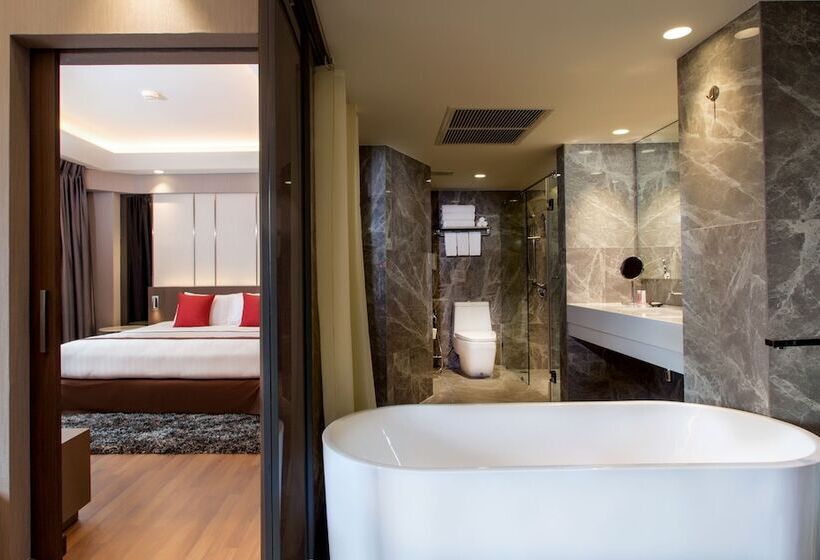 سوئیت پریمیوم, Ramada Plaza By Wyndham Bangkok Menam Riverside