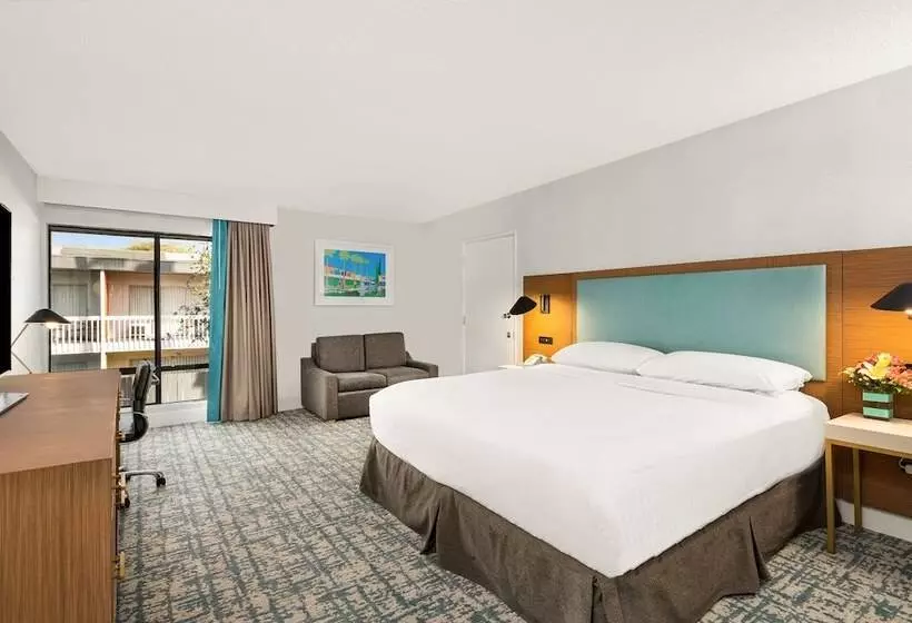 اتاق لوکس, The Anaheim Hotel