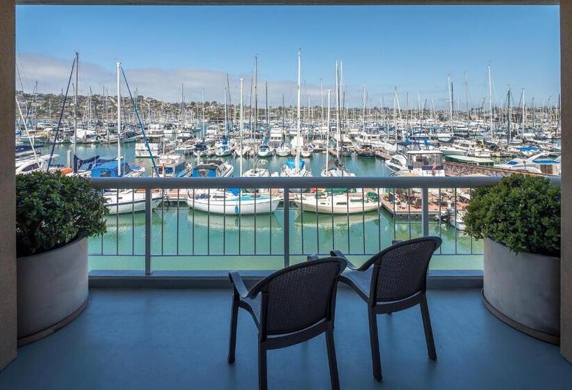 اتاق استاندارد با تخت بزرگ برای معلولان, Bay Club Hotel And Marina