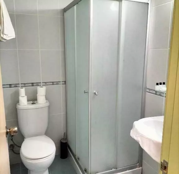 Standard Kolmen Hengen Huone, Rıdvan
