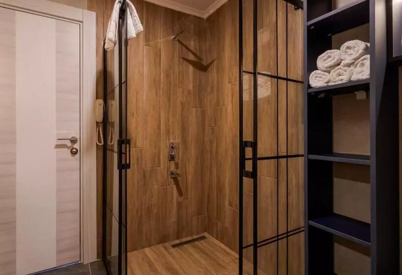 اتاق لوکس خانوادگی, Tema 242