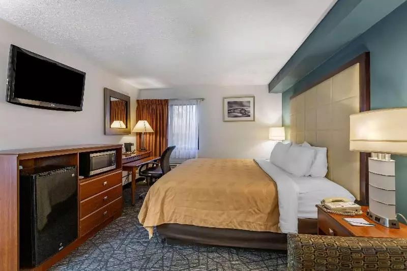 اتاق استاندارد با تخت بزرگ, Quality Inn Austintown Youngstown West