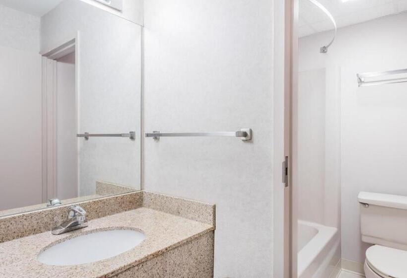 سوئیت با تخت بزرگ, Super 8 By Wyndham State College