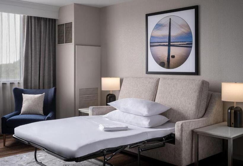 מיטת קינג בסוויטה, Delta Hotels By Marriott Jacksonville Deerwood