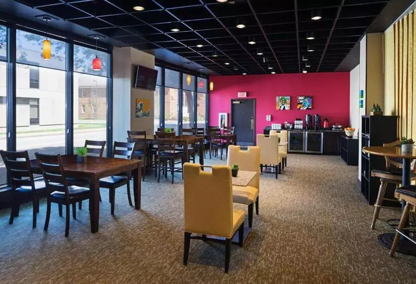 اتاق استاندارد با تخت بزرگ برای معلولان, Charleston Marriott Town Center