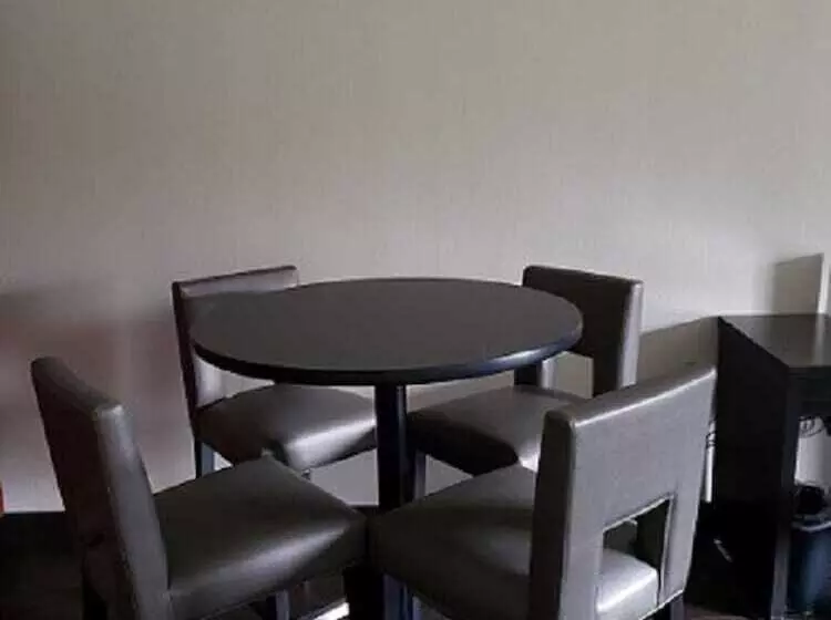 سوییت اجرایی, Club Hotel Nashville Inn & Suites