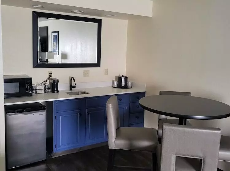 سوییت اجرایی, Club Hotel Nashville Inn & Suites