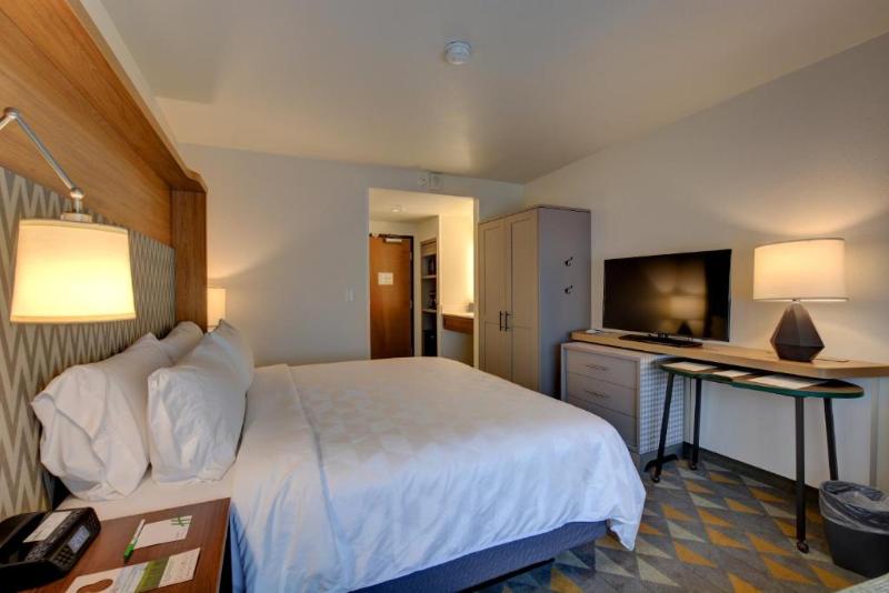 带大床的套房, Holiday Inn   Salem, An Ihg