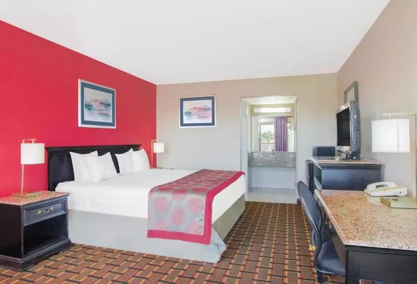 キングサイズベッドのスタンダードルーム, Ramada By Wyndham Edgewood Hotel & Conference Center