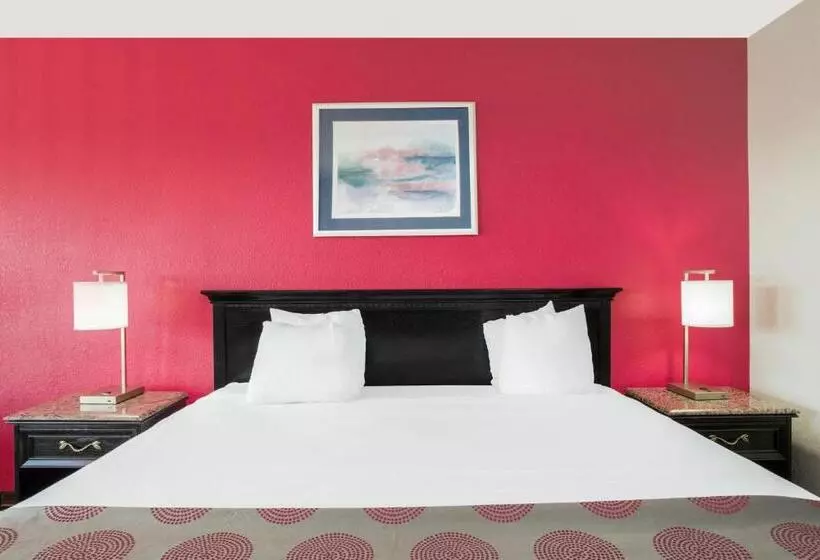 キングサイズベッドのスタンダードルーム, Ramada By Wyndham Edgewood Hotel & Conference Center
