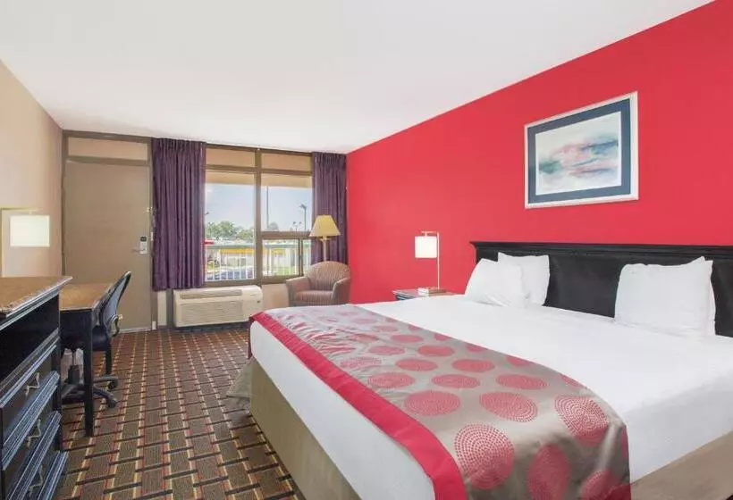 キングサイズベッドのスタンダードルーム, Ramada By Wyndham Edgewood Hotel & Conference Center