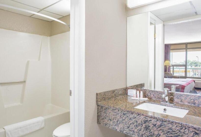 חדר סטנדרט עם מיטת קינג, Ramada By Wyndham Edgewood Hotel & Conference Center