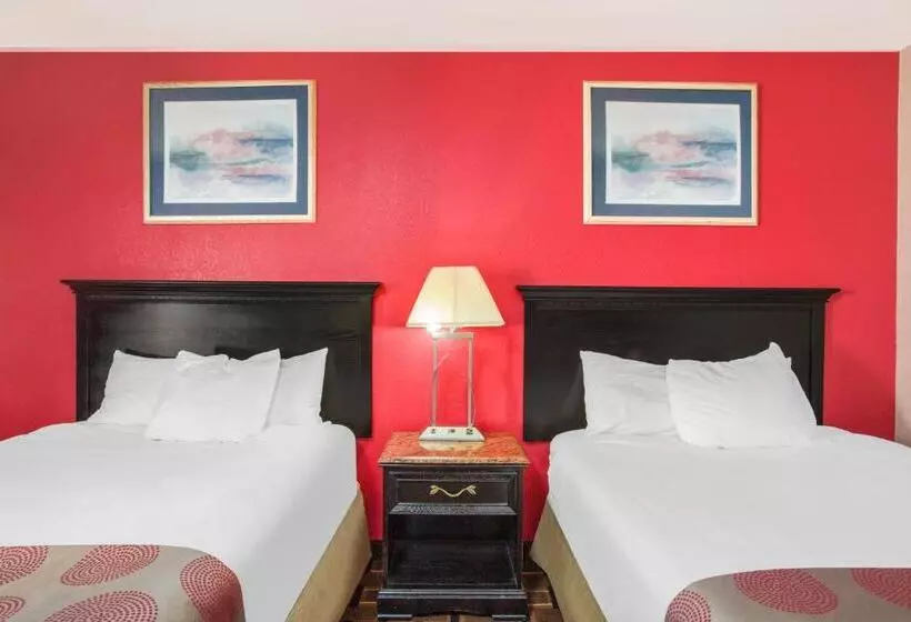 ２ダブルベッドのスタンダードルーム, Ramada By Wyndham Edgewood Hotel & Conference Center