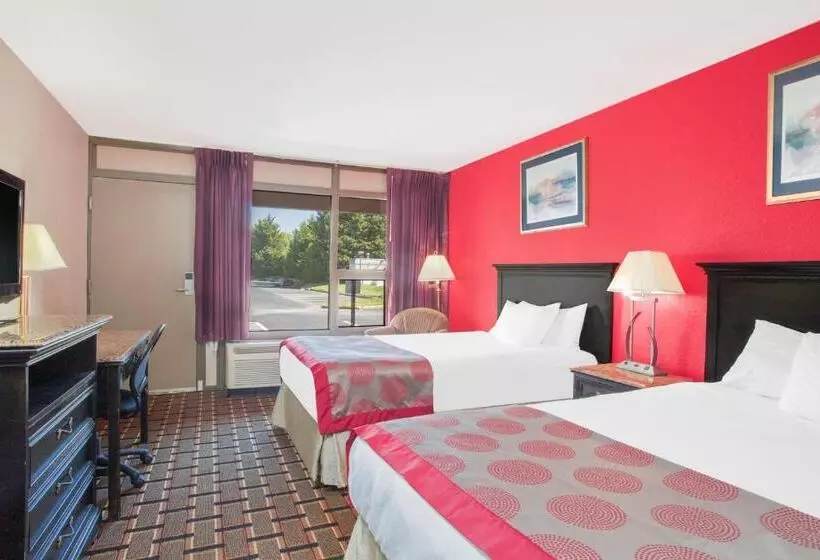 ２ダブルベッドのスタンダードルーム, Ramada By Wyndham Edgewood Hotel & Conference Center