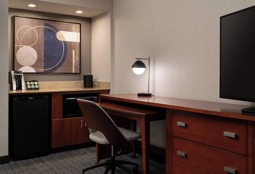 סוויטה, Courtyard By Marriott Bakersfield