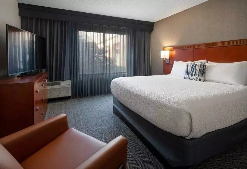 سوییت, Courtyard By Marriott Bakersfield
