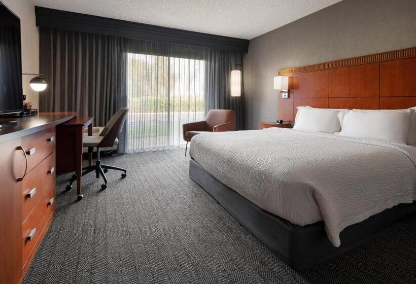 带大床的套房, Courtyard By Marriott Fresno