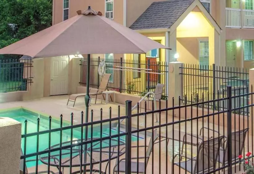 キングサイズベッドのスタンダードルーム, Days Inn By Wyndham Canton