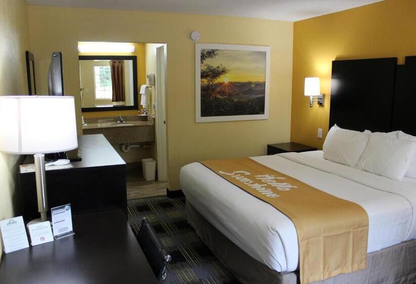 キングサイズベッドのスタンダードルーム, Days Inn By Wyndham Canton