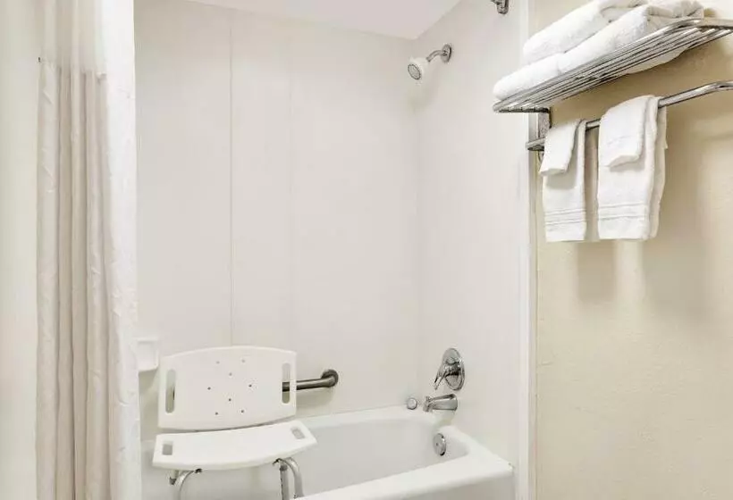 身障者適用キングサイズベッドルーム, Days Inn By Wyndham Fort Walton Beach
